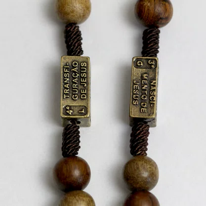 Terço Mistérios Metal Ouro Velho Madeira Imbuia 10mm