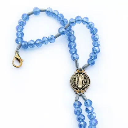 Terço Pulso de São Bento Semi Cristal Azul Claro - 6 mm