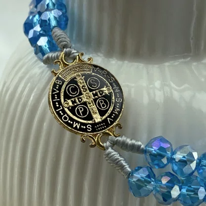 Terço Pulso de São Bento Semi Cristal Azul Claro - 6 mm