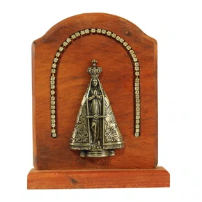 Adorno Mesa de Madeira Nossa Senhora Aparecida Metal Ouro Velho Strass - 15 cm x 12 cm