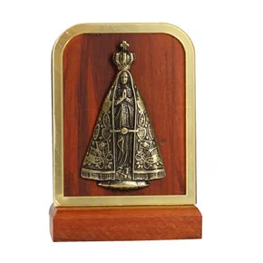 Adorno de Madeira de Nossa Senhora Aparecida Metal Oval Detalhe Acrílico - 10,5 cm