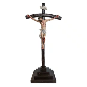 Crucifixo com Base Quadrada Degraus de Resina Nacional - 115 cm