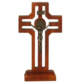 Crucifixo de Mesa Madeira Vazada e Ouro Velho - 15 cm x 8 cm 