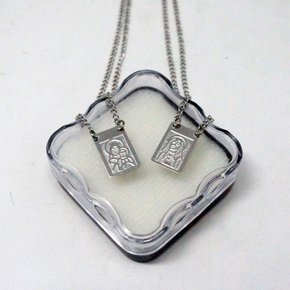 Escapulário de Inox M Retangular Baixo Relevo de Nossa Senhora do Carmo e Sagrado Coração de Jesus.