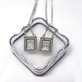 Escapulário de Inox Retangular Moldura Lisa e Centro em Relevo de Nossa Senhora do Carmo e Sagrado Coração de Jesus.