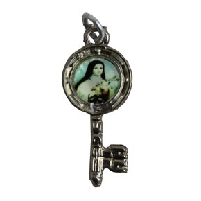 50 unid - Medalha Chave Prata Santa Teresinha