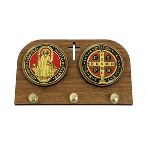 Porta Chave de São Bento Medalha Relevo Madeira Clara - 7 cm x 12 cm