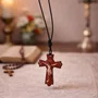 Cordão Crucifixo com Cristo Crucificado e cristo Ressuscitado Resinada 5,5 cm x 3 cm