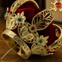 Coroa Dourada em Metal Fundido com Veludo Vermelho - 9,5 cm
