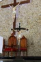 Crucifixo com Base Quadrada Degraus de Resina Nacional - 115 cm