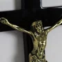 Crucifixo de Parede em Madeira Revestida de Preto Cristo Bronze - 38 cm x 22 cm