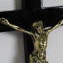 Crucifixo de Parede em Madeira Revestida de Preto Cristo Bronze - 38 cm x 22 cm