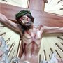Crucifixo Senhor do Bonfim de Madeira e Resina Nacional com Pedestal - 2,17 m