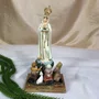 Imagem de Nossa Senhora de Fátima com Pastores de Resina Importada com Coroa - 22 cm