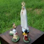 Imagem de Nossa Senhora de Fátima com Pastores de Resina Nacional com Coroa - 29 cm
