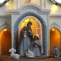 Presépio de Resina Importada Sagrada Família Giratório com Música e Luz - 25 cm